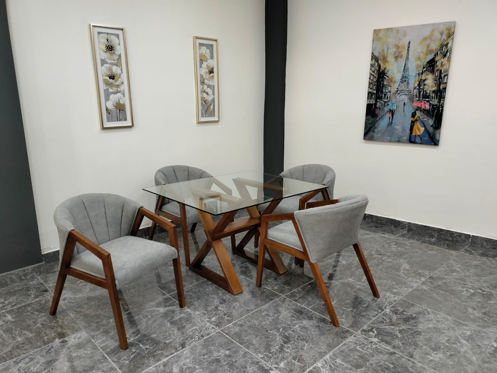 MESA SUECIA DE 4, CUBIERTA DE CRISTAL 