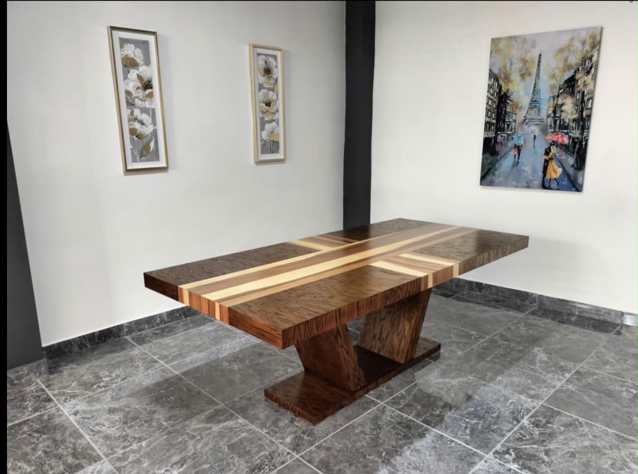 MESA FRANCIA DE 8, CHAPA ENCINO Y PAROTA SALVAJE, COLOR NOGAL 
